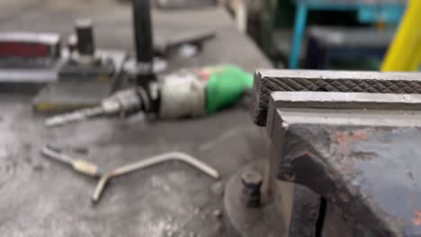 herramientas de trabajo esparcidas en la mesa del taller