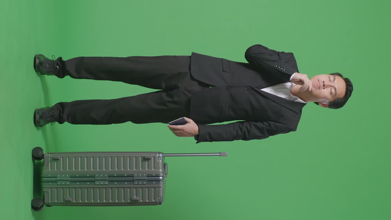 초록색 화면에 수하물을 가진 사업가