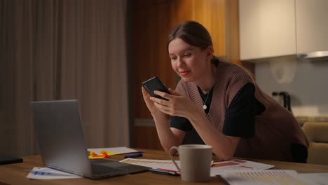 la mujer trabaja desde casa. trabajo remoto con empleados y clientes desde casa.