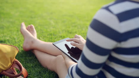 Nahaufnahme-Der-Hände-Einer-Frau-Mit-Dem-Touchscreen-Eines-Digitalen-Tablet-Computers