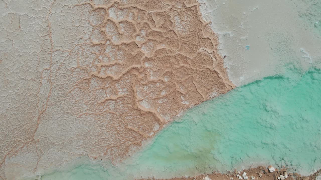 lago salado del mar muerto en israel toma aérea de drones