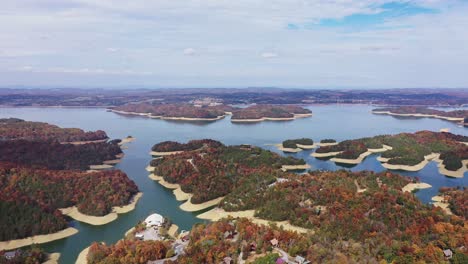 Lago-Douglas,-Sevierville,-Tennessee-Vista-Aérea-Cinematográfica-De-Los-Colores-Del-Otoño.