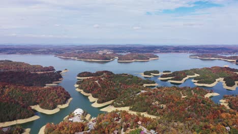 더글러스 레이크 (douglas lake, sevierville, tn) 는 가을 색의 영화적인 공중 풍경입니다.
