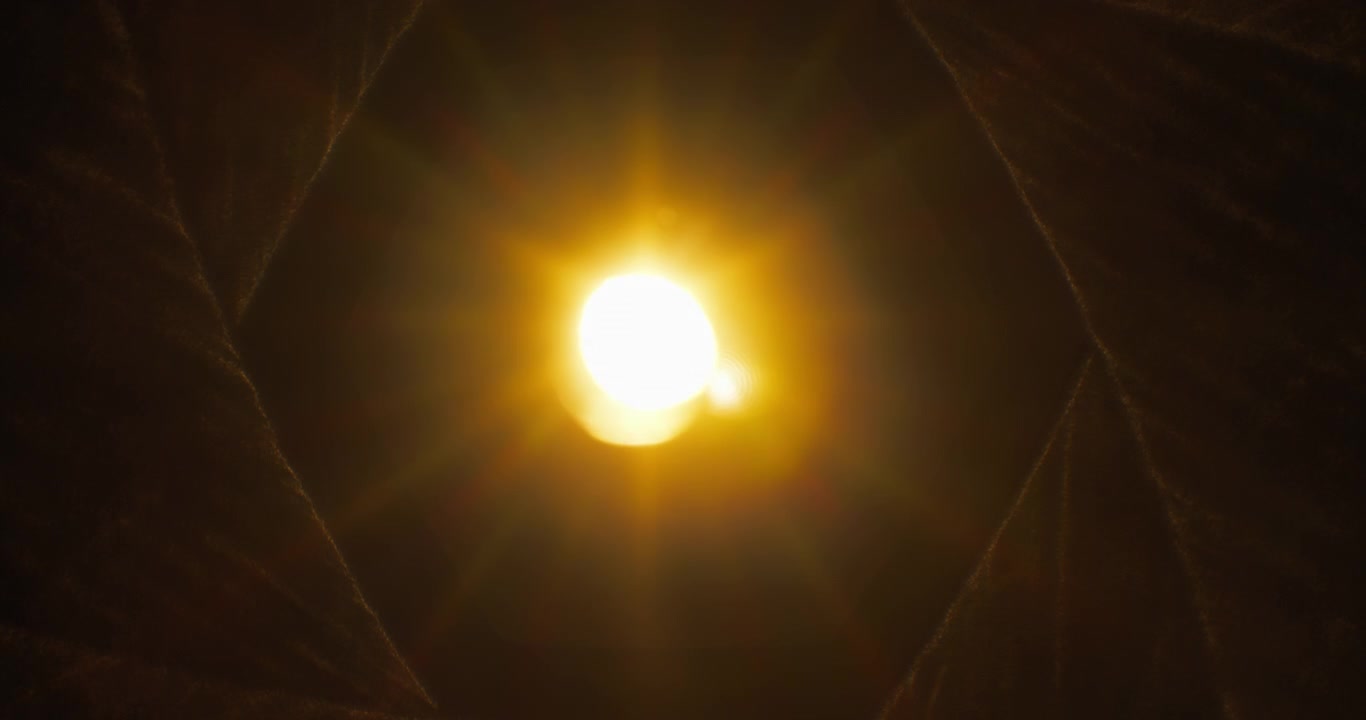 Raggi di luce che brillano attraverso una vecchia lente di macchina fotografica, mentre le lamelle del diaframma si chiudono e lo zoom si ritrae.