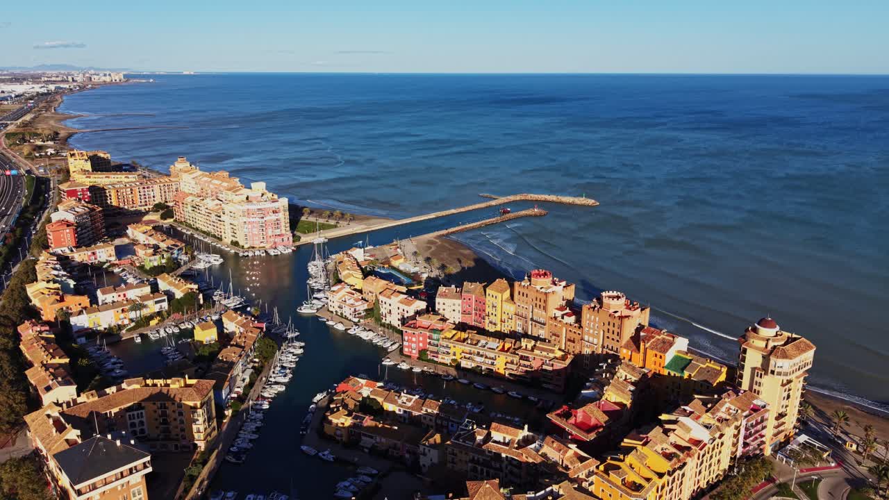 Vista della costa e degli edifici vicino al mare in Spagna