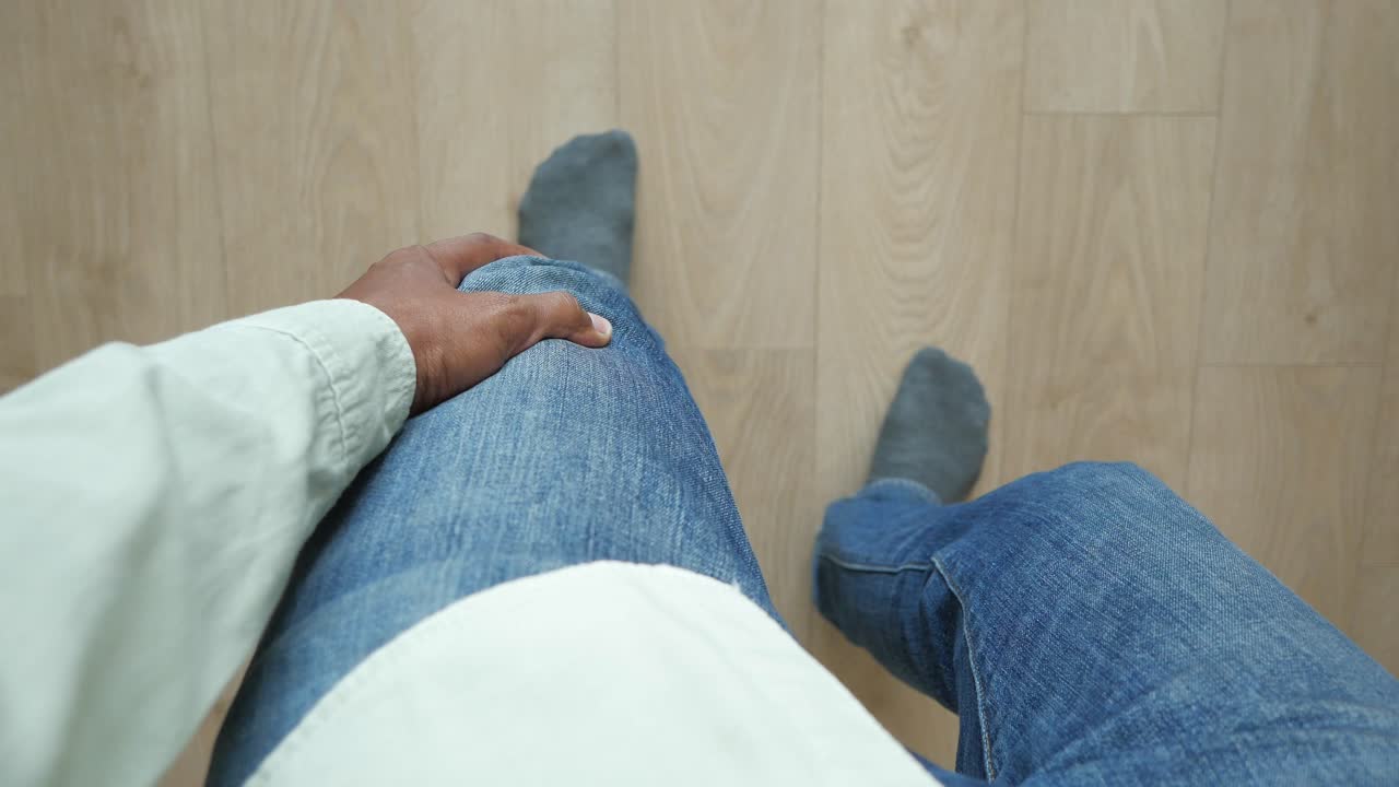 persona que experimenta dolor en la rodilla mientras camina