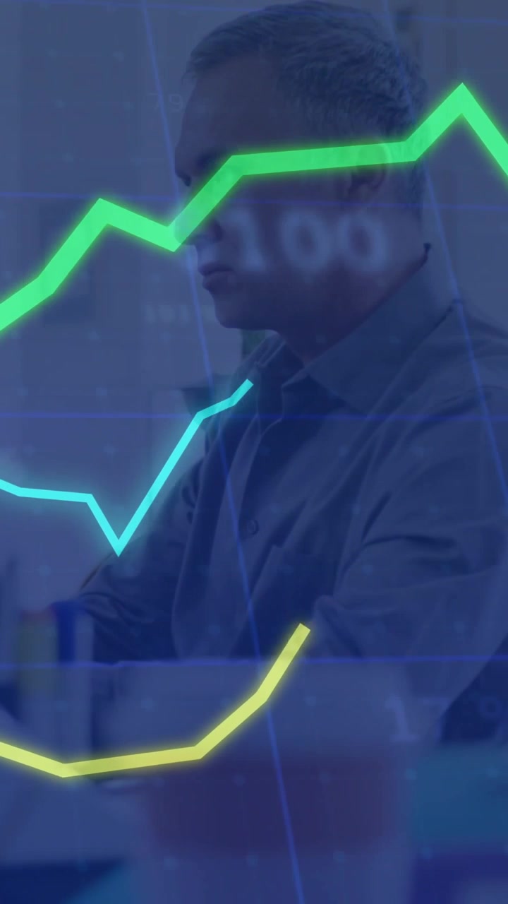 Video verticale: Uomo che guarda lo schermo con una sovrapposizione che anima picchi di grafico sul busto per monitorare il mercato.