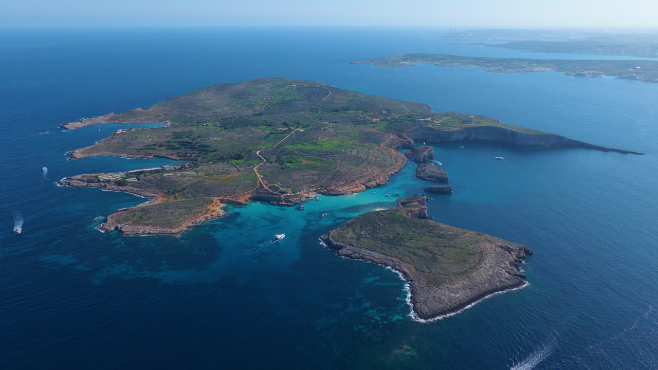 Acque cristalline e turchesi della Laguna Blu sull'isola di Comino, Malta. Ripresa aerea