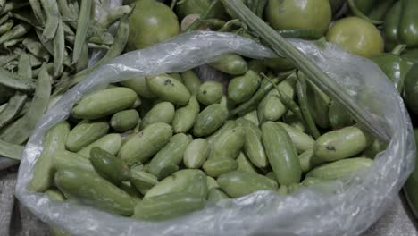 Calabaza-De-Hiedra-O-Calabazas-Escarlatas-Verduras-Verdes-En-Una-Tienda-De-Verduras-A-La-Venta-Por-La-Noche-Desde-El-Clima-Tropical-Verduras-Asiáticas-Indias-Vista-Superior