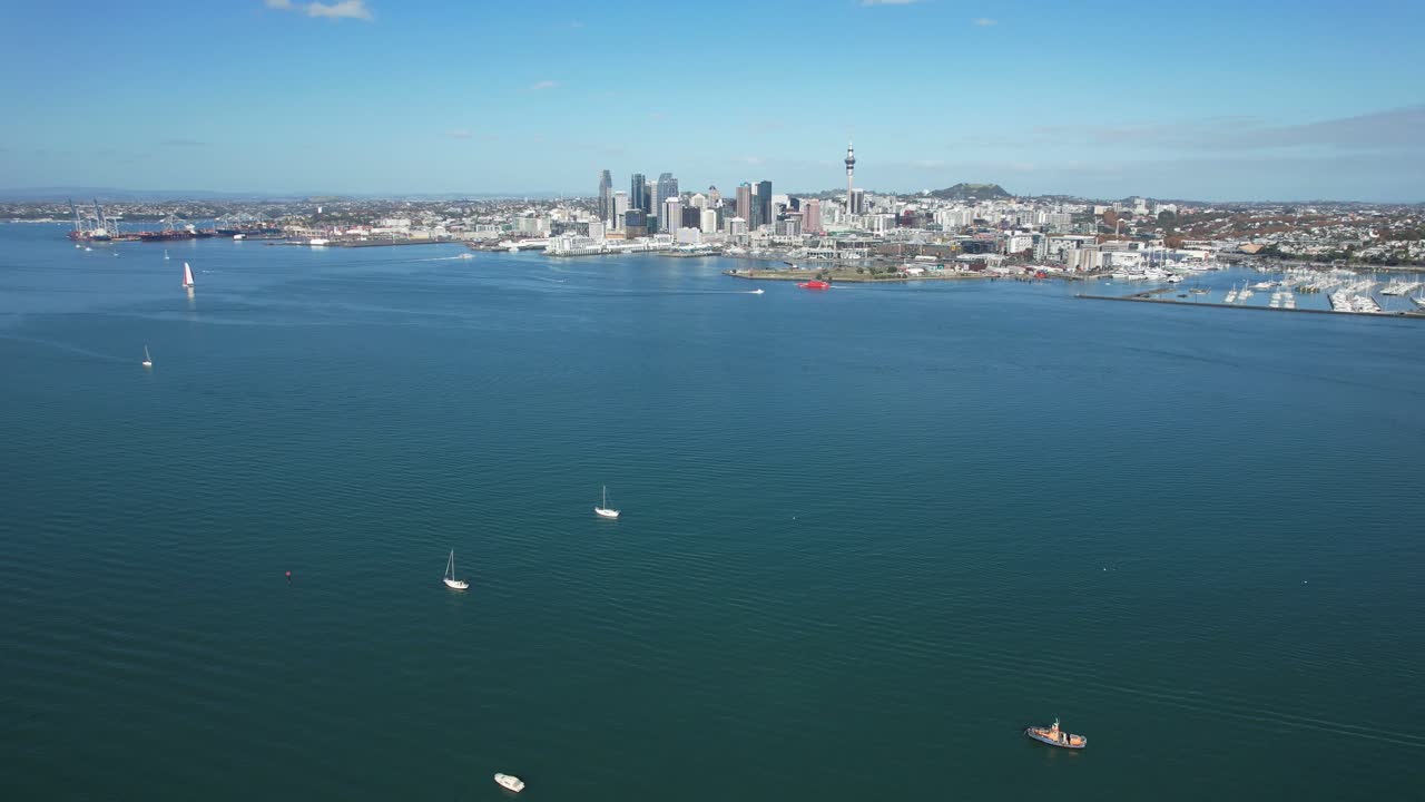 뉴질랜드 의 오클랜드 항구 와 도시 스카이 라인 - 공중 드론 촬영