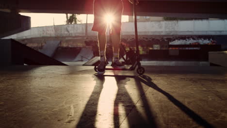 Hombre-Deportivo-Realizando-Trucos-En-Rampa-En-Skate-Park.-Jinete-De-Scooter-Saltando.