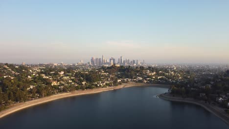 Schneller-Drohnen-Hyperlapse,-Silver-Lake-Reservoir-Und-Innenstadt-Von-Los-Angeles