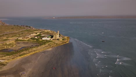 Vista-Aérea-Sobre-La-Costa-De-La-Playa-En-Karachi