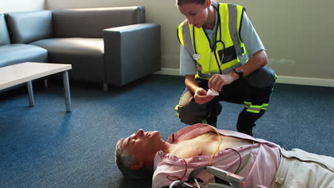 aid woman speaking a with a patient