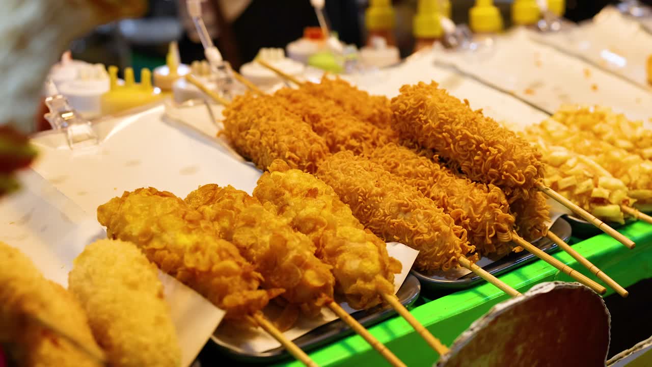 맛있는 옥수수 강아지 들 이 야간 시장 에 전시 되어 있다