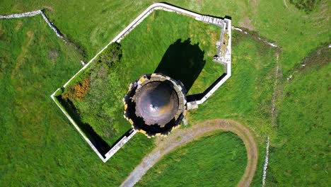 4K-Luftaufnahme-Aus-Der-Vogelperspektive,-Die-Sich-An-Einem-Sonnigen-Tag-über-Doonagore-Castle-Dreht,-Irland