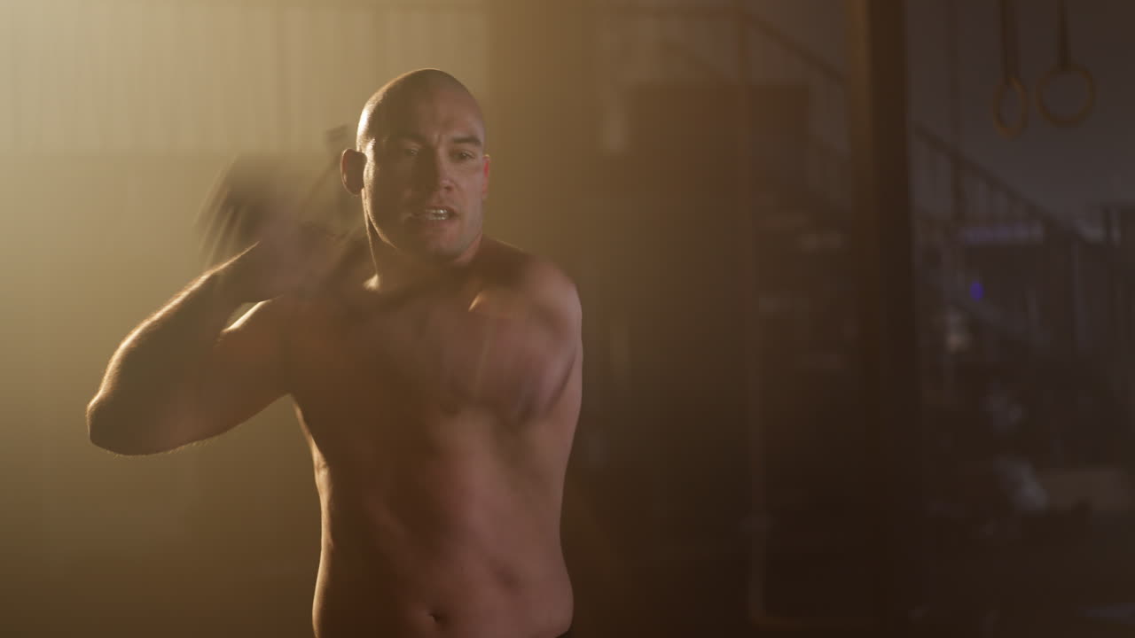 hombre trabajando en un gimnasio