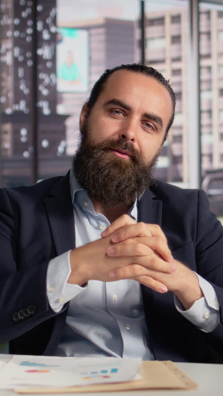 Vídeo vertical em POV de chamada de vídeo, líder de negócios apresentando dados da empresa para briefing