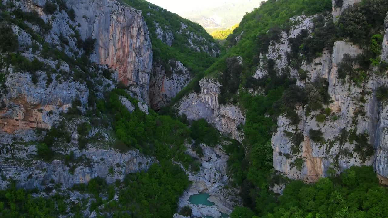 vista aérea de drones del acantilado cerca del cañón albanés "syri i ciklopit