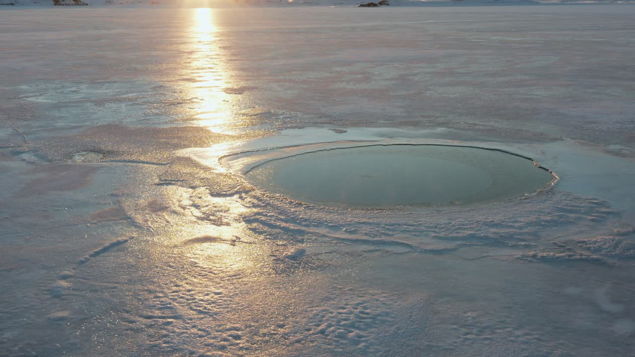 해가 지는 반사와 함께 얼음 구의 기울기 드론