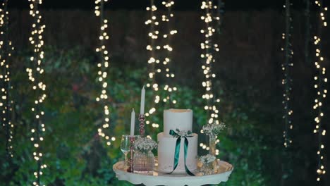 pastel de boda con velas y luces de hadas