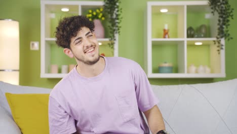 el joven bailarín tiene una expresión feliz.