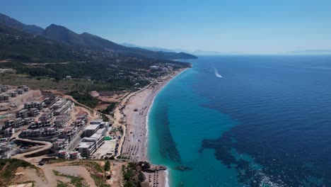 Resorts,-Residenzen-Und-Hotels-Entstehen-An-Der-Küste-Albaniens-Und-Umarmen-Das-Tiefblaue-Ionische-Meer-–-Ein-Florierendes-Immobilien--Und-Urlaubsziel,-Touristische-Wunderwerke