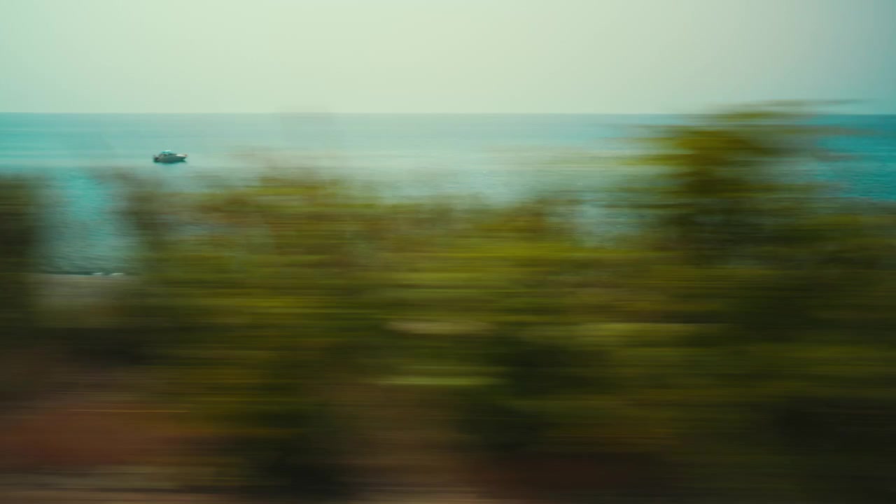 Paesaggio blu visto dal finestrino di un treno durante un viaggio di vacanza