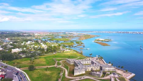 4k, video aéreo de 360 grados que rodea el monumento nacional castillo de san marcos, mostrando el centro de la ciudad.