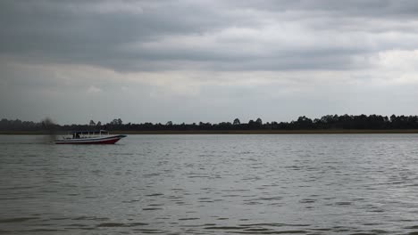 Tourist-Boat-on-the-Lake