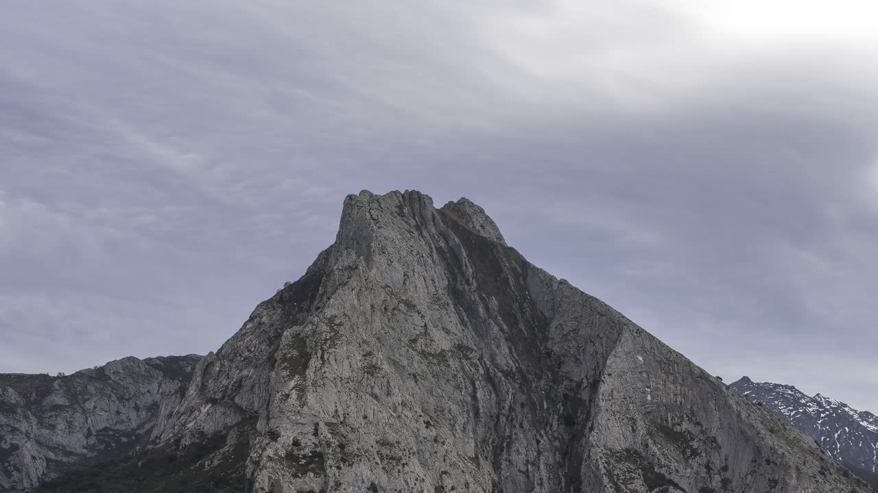 Montagne rocciose sotto un cielo nuvoloso.