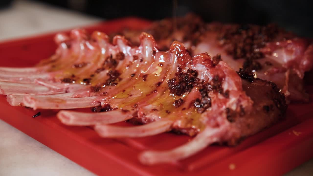 preparación de costillas de cerdo sazonadas