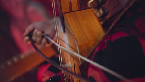 participante de una banda de música folclórica toca igil en conciertos tribales