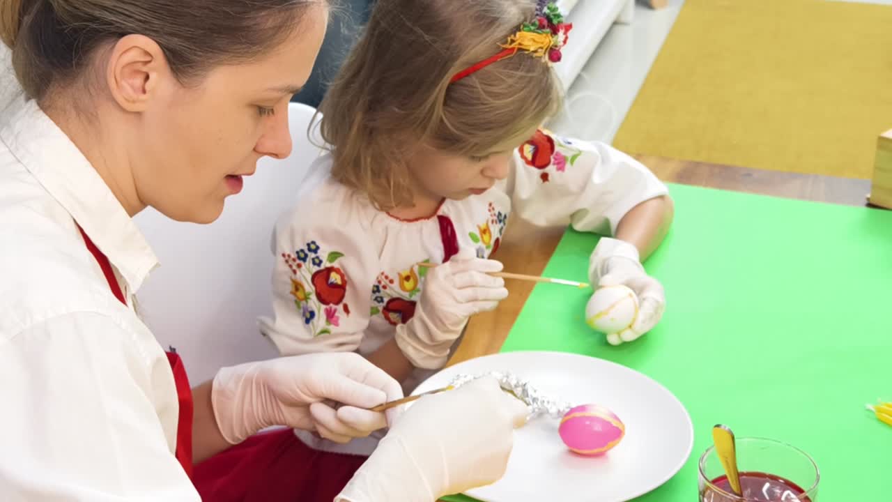 madre e hija pintando huevos de pascua