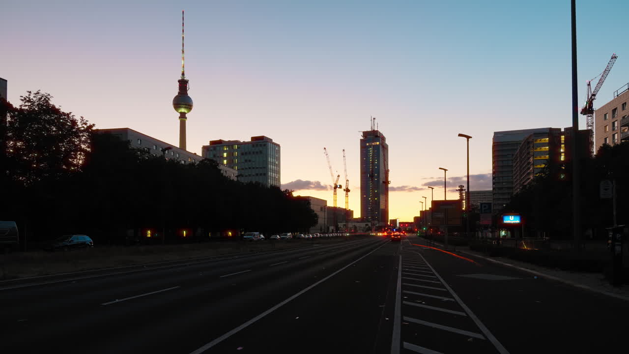 Berlins bytrafik timelapse ved solnedgang med udsigt til det ikoniske Berliner Fjernsynstårn