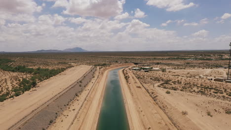 un acueducto del proyecto de arizona central trae agua desde el río colorado a través del desierto hasta tucson