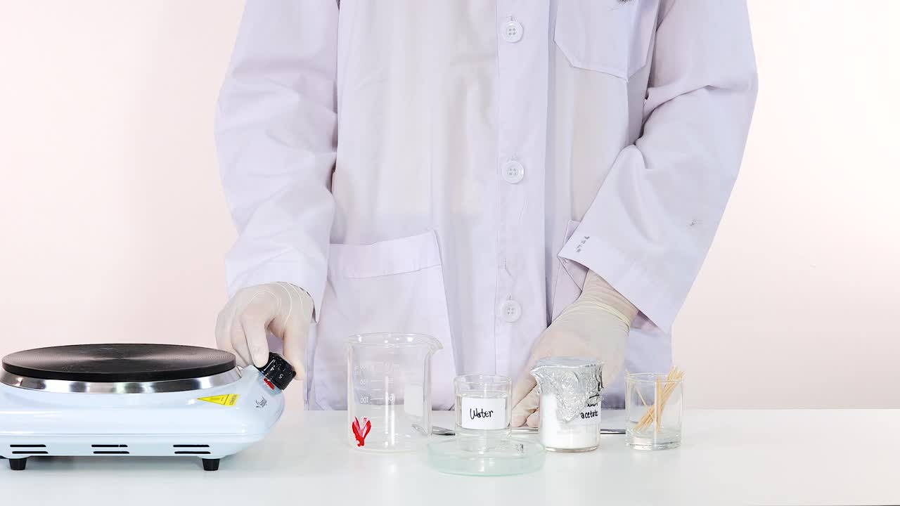 실험실 환경에서 나트 아세테트 결정화를 보여주는