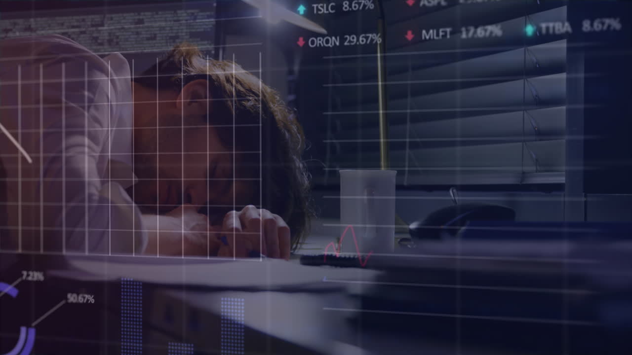 Animation av finansiell databearbetning och statistik över en kaukasisk affärsman.