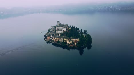 baleado en orta san giulio por el lago orta en italia