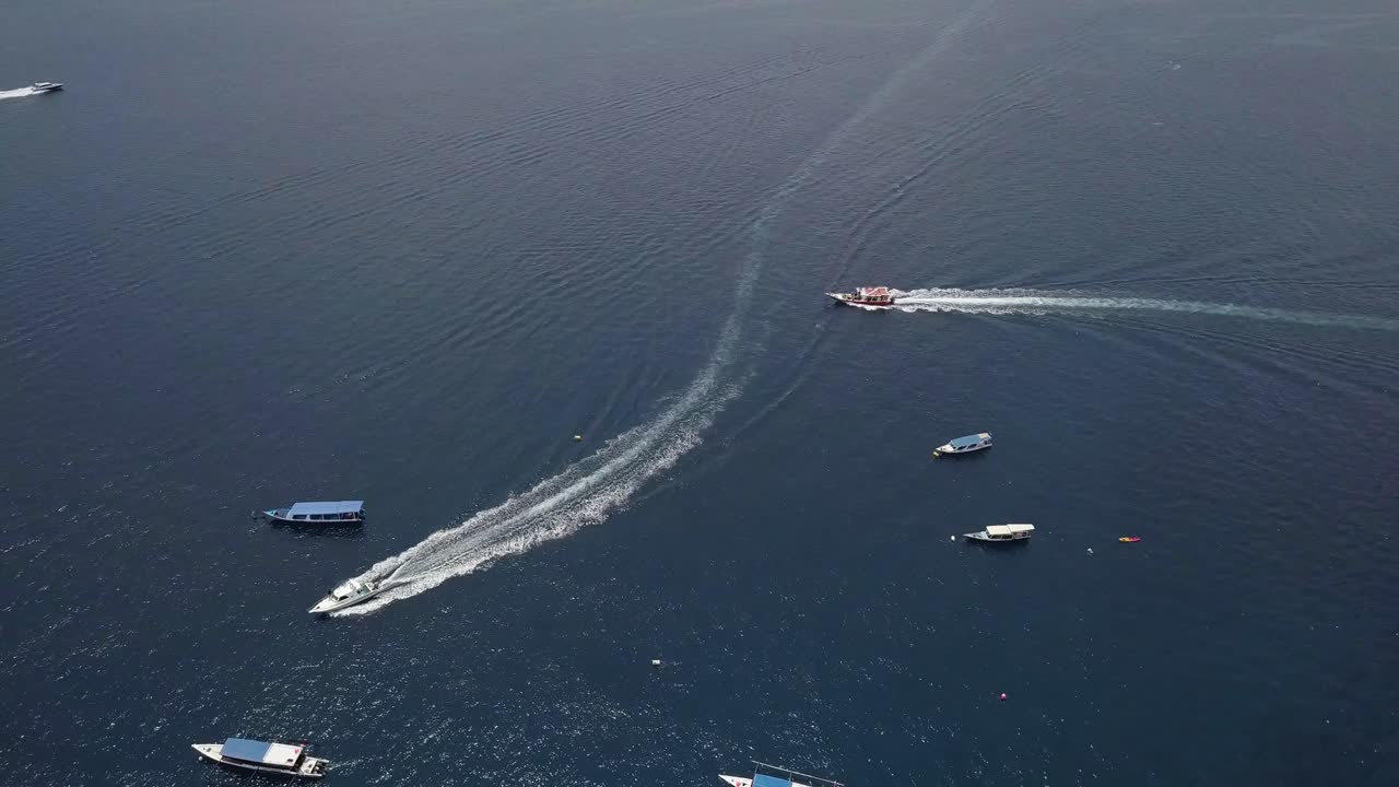 인도네시아 발리 근처의 길리 트라완간 해안에 있는 요트와 보트의 공중 사진