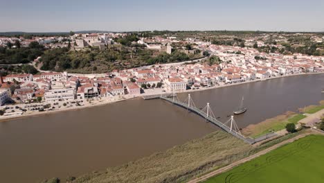 puente sobre el río sado y el paisaje urbano junto al río alcaçer do sal, alentejo, portugal