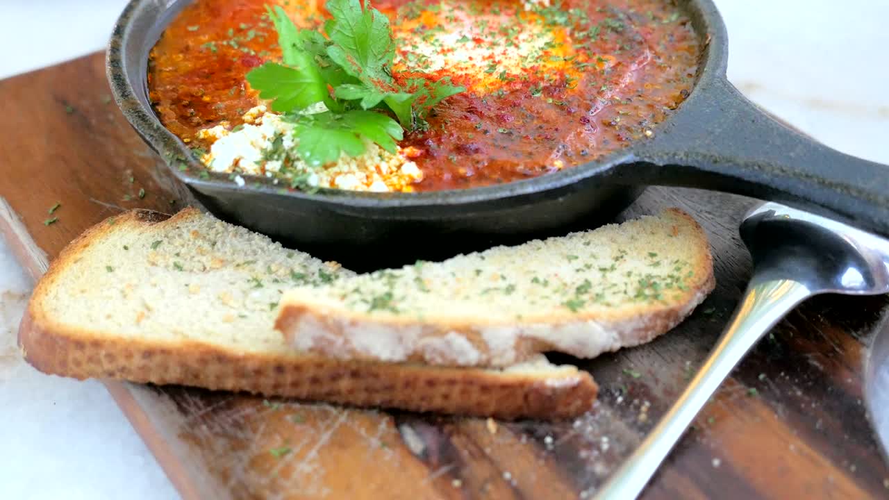 집에서 만든 맛있는 베이킹 노아 샤크슈카와 달, 좋은 건강한 식사, 중동 음식.