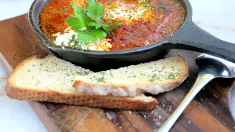 quinoa asada saborosa casera shakshuka con huevo, para una buena y saludable comida, comida de oriente medio.
