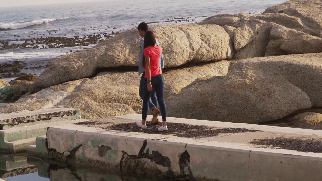 pareja joven disfrutando del tiempo libre juntos