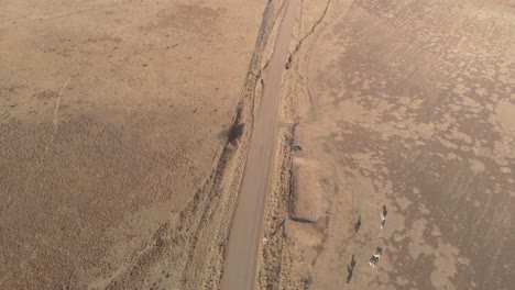 Toma-De-Revelación-Aérea-De-Un-Punto-De-Agua-En-Una-Carrera-De-Bicicleta-De-Montaña