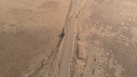 toma aérea reveladora de un punto de agua en una carrera de bicicleta de montaña.