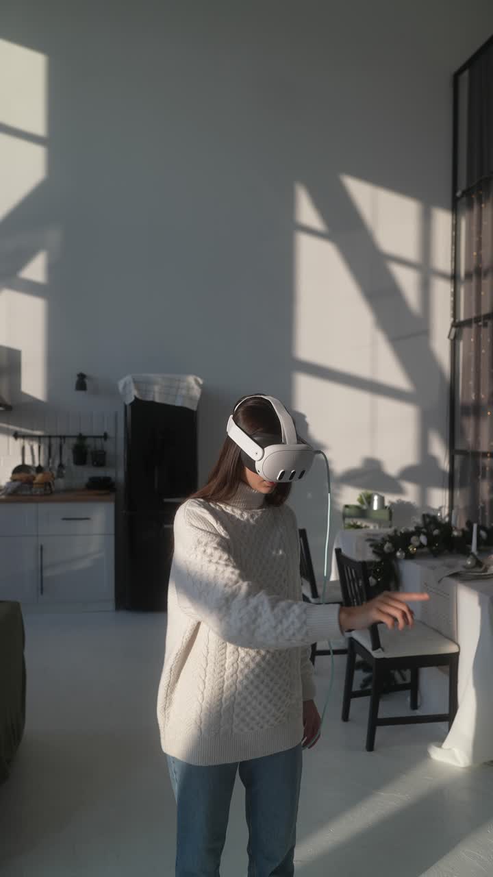 현대 주방에서 가상 현실을 경험하는 여성