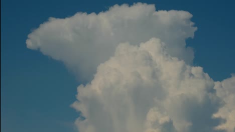 desplazamiento temporal de las nubes sobre un fondo de cielo azul