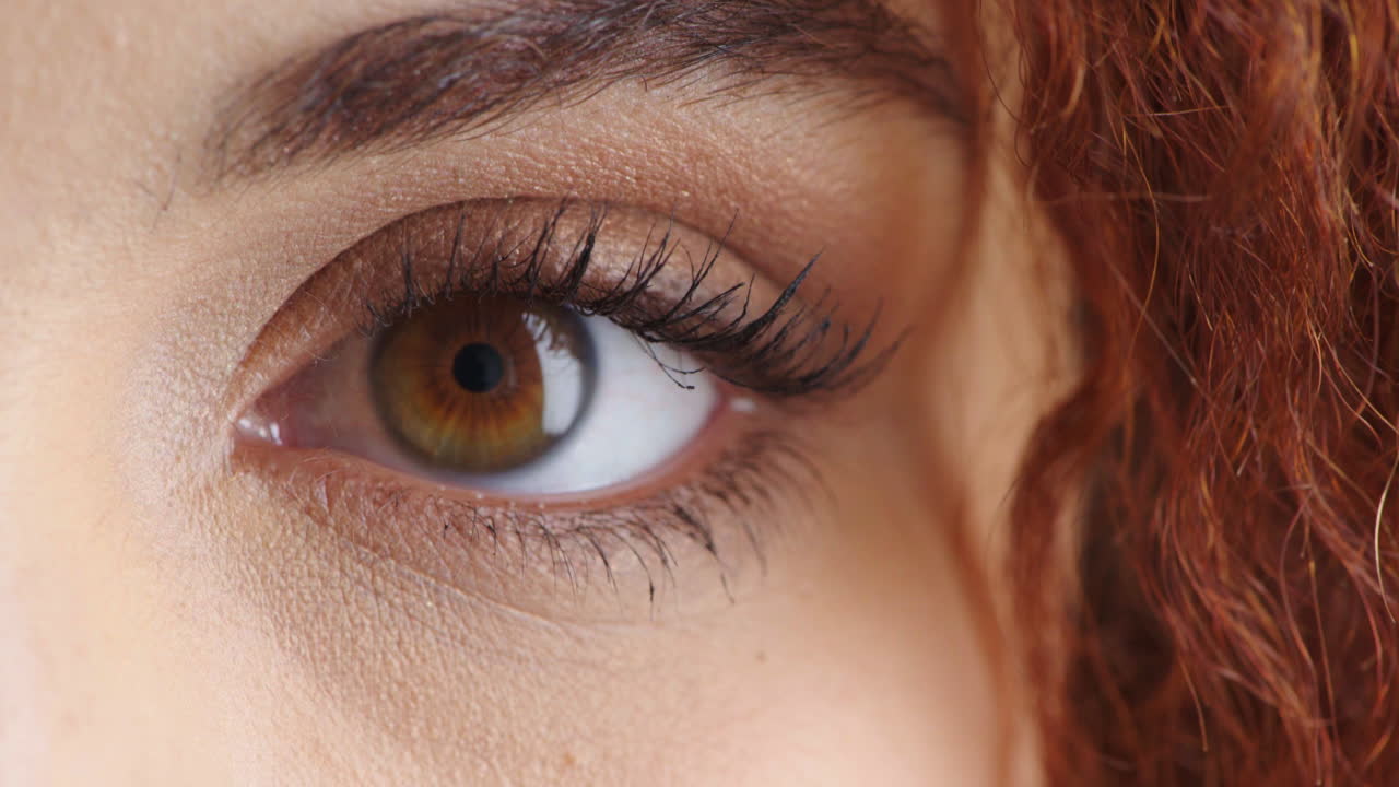 primer plano para el examen de visión óptica de una mujer que busca