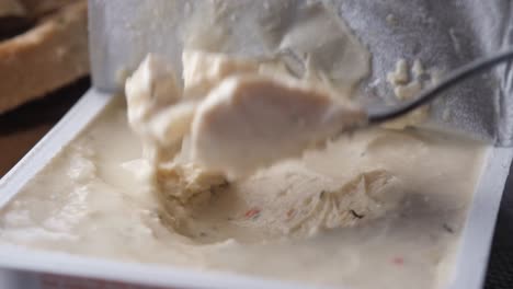 queso cremoso envasado con cuchara